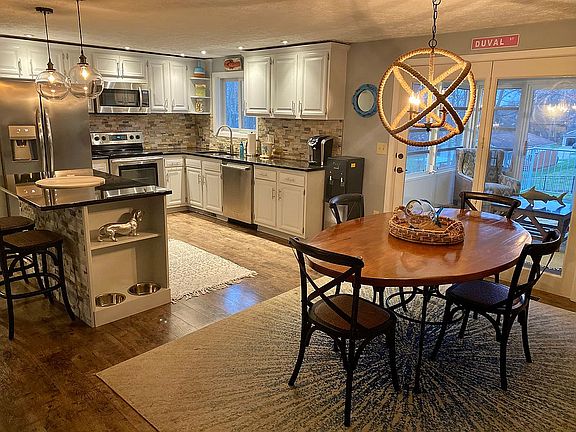 Kitchen & Dining Area