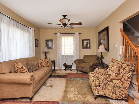 4th image of 223 Cushing Ave
