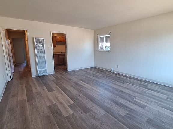 5th image of 3814 Clairemont Dr