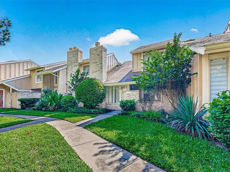 11677 Village Place Dr — Photo 2