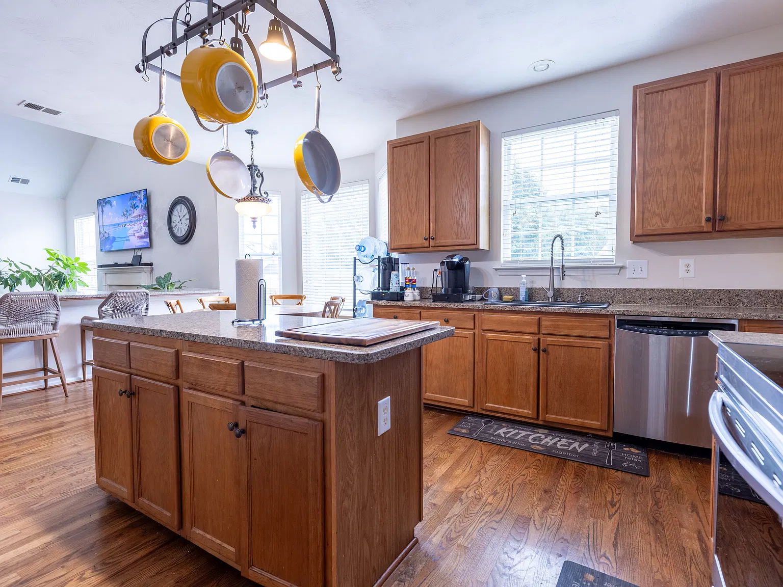 4 bed, 3400 sqft, $3,900 — Photo 3