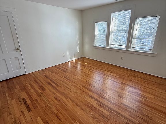 3rd image of 151 Quaker Ln S Floor 3