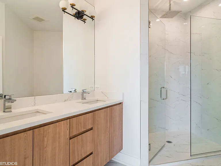 2105 W Caton St #201 — Photo 8