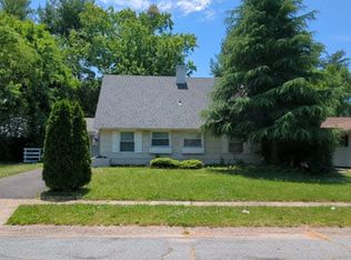5 Sussex Dr, Willingboro, NJ 08046