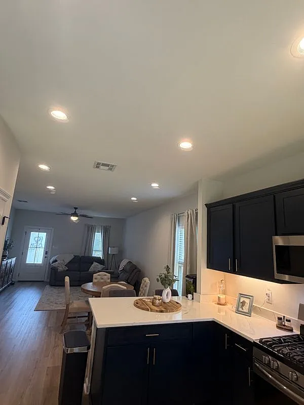 3 bed, 2.0 bath, 1356 sqft, $2,000 — Photo 2