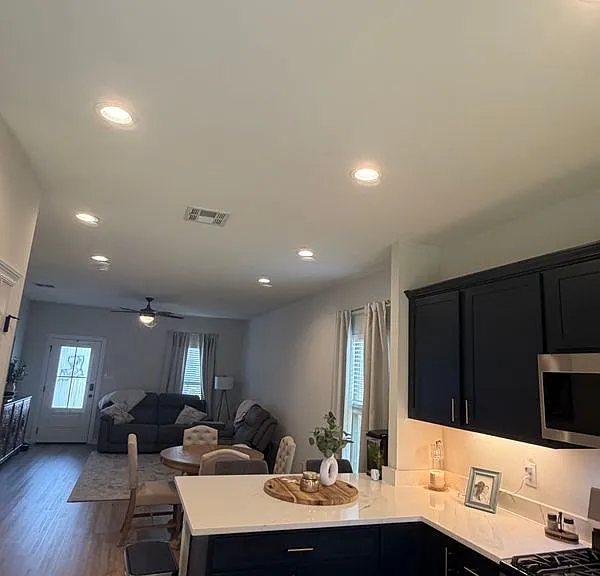 106 Lightbourne Dr — Photo 2
