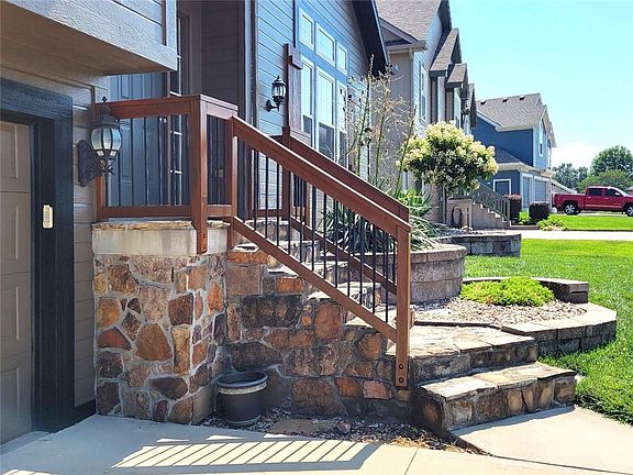 3rd image of 976 Holly Dr
