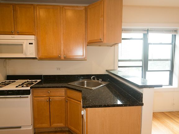 3rd image of 1905 W Wilson Ave APT 3D