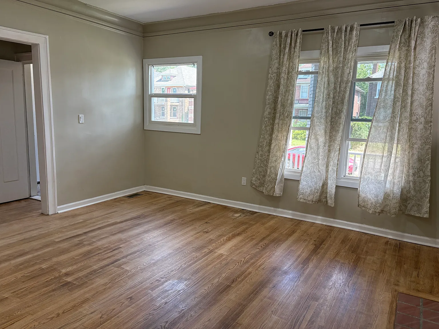 3 bed, 2900 sqft, $1,500 — Photo 2