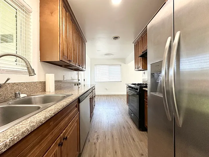 1320 Sheridan Ave — Photo 3