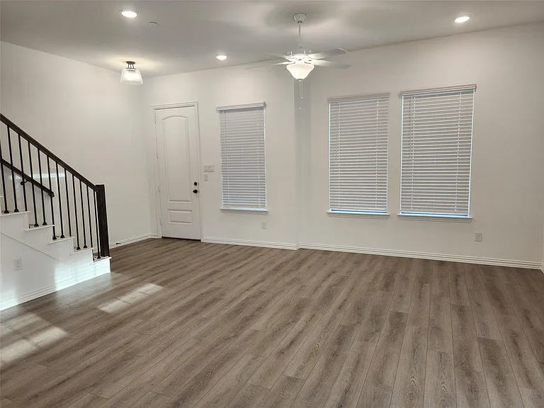 627 Redwood Way — Photo 2