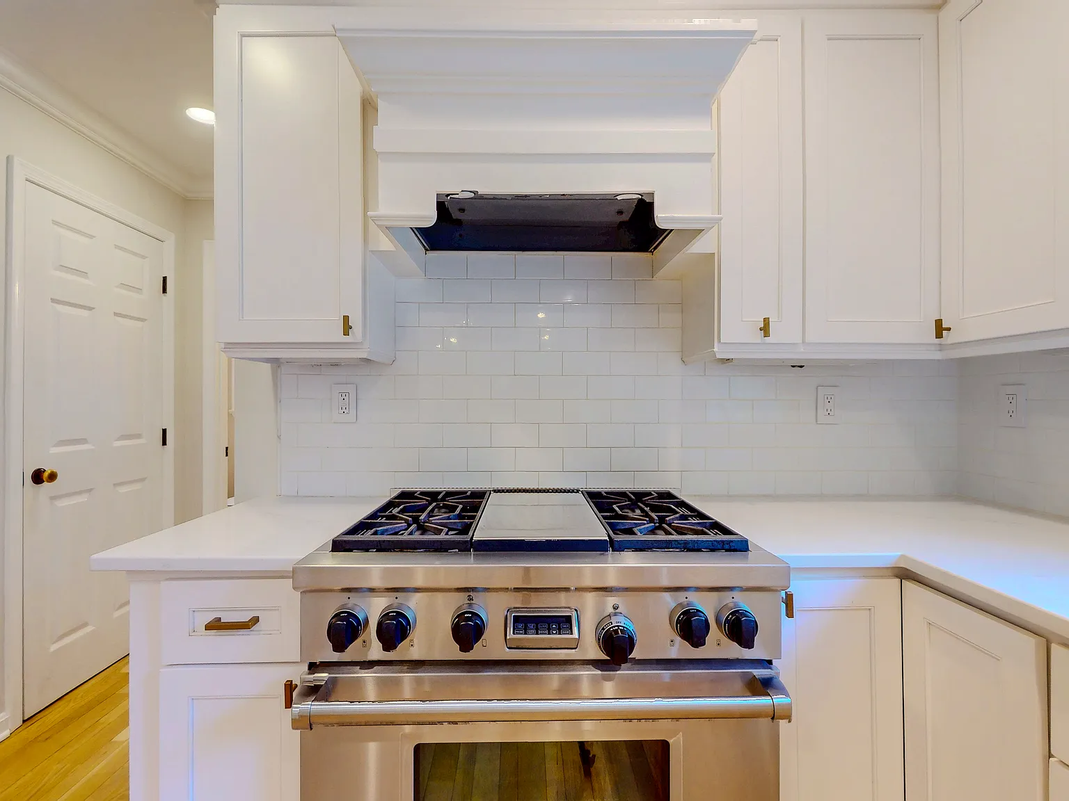 4 bed, 2.5 bath, 2912 sqft, $10,000 — Photo 4