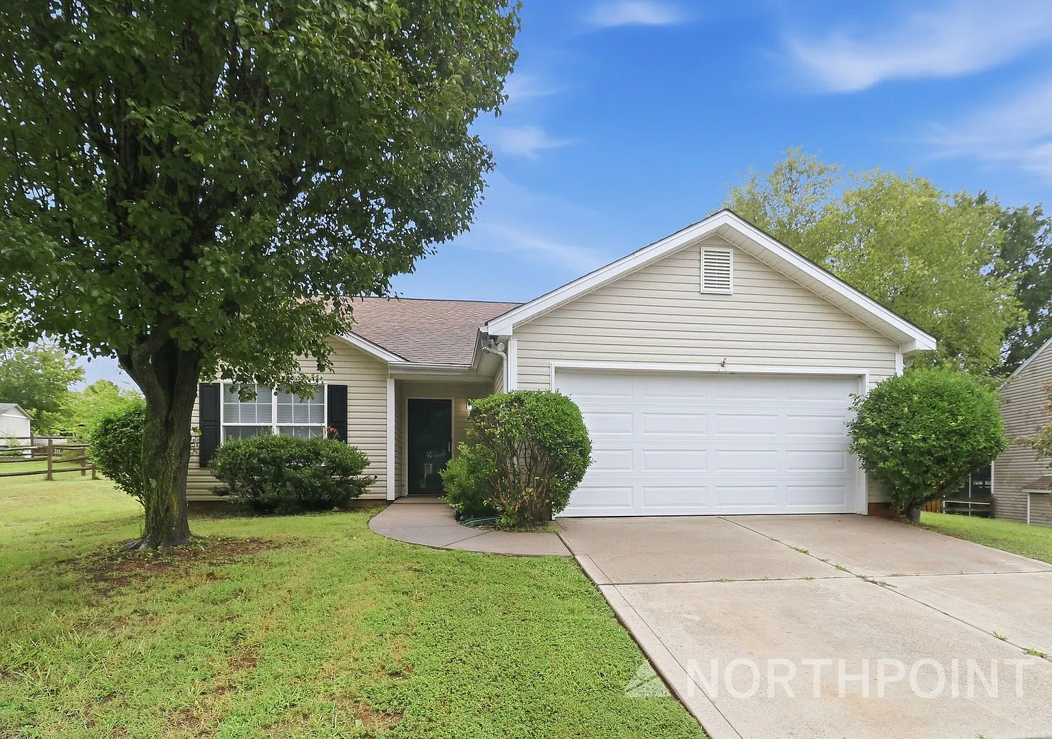 3 BR/2BA | Newly Renovated Single Family Home | Fenced backyard| Community pool! — Photo 1