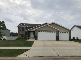 5512 Yukon Dr, Bismarck, ND 58503