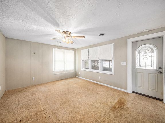 4th image of 227 Oak Grove Dr