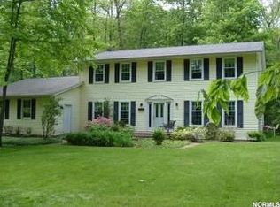 10880 Forest Oaks Dr, Chardon, OH 44024