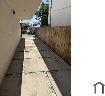 5870 1/2 Towne Ave — Photo 10