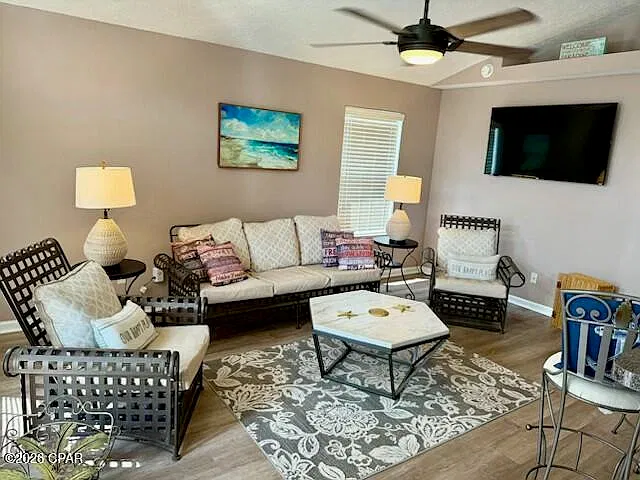 3 bed, 2.0 bath, 1641 sqft, $2,800 — Photo 4