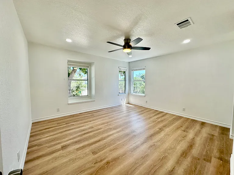 414 Hampton Cv — Photo 15