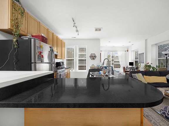 3rd image of 1628 N Oakley Ave