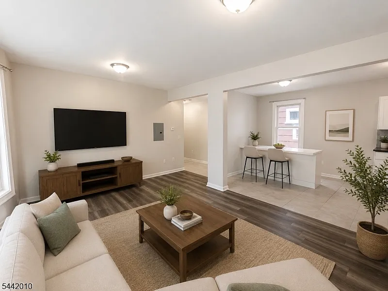 3 bed, 1.0 bath, $2,500 — Photo 2