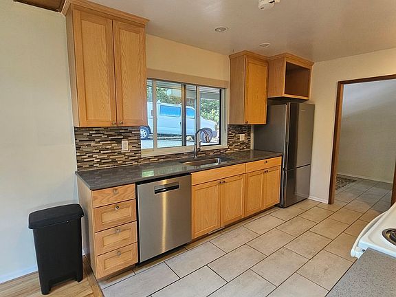 4th image of 3550 Gangmarken Way NE