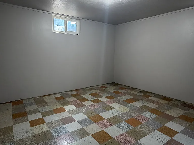 1045 Gridley Dr — Photo 2