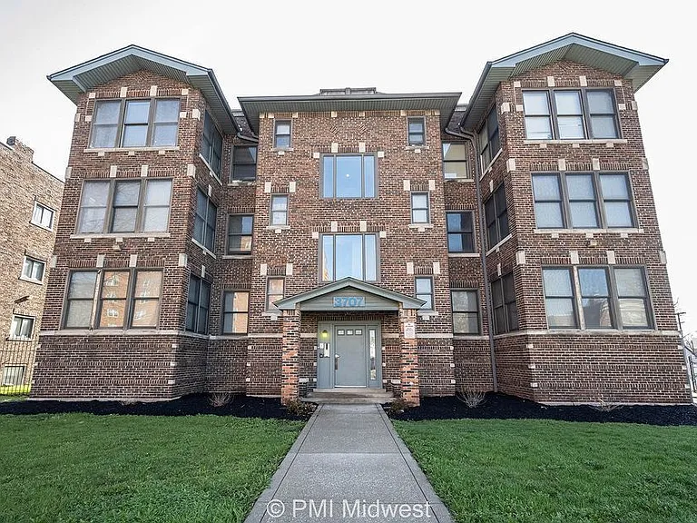 Parkway Apartments — Photo 6