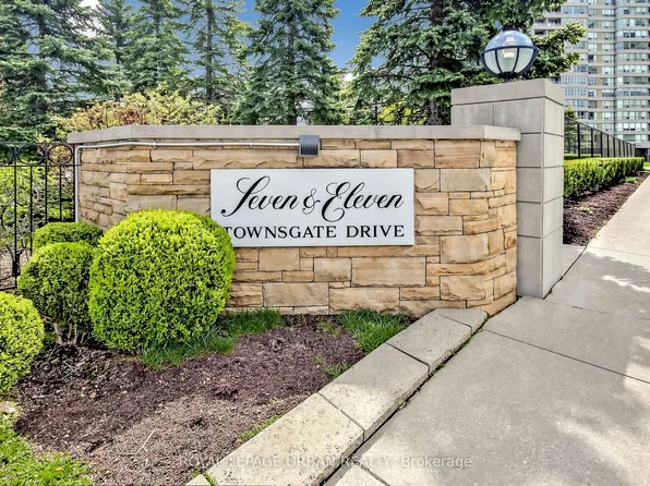 11 Townsgate Dr #110, Vaughan, ON L4J 8G4
