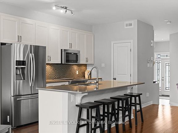 3rd image of 520 Rochefort Cir