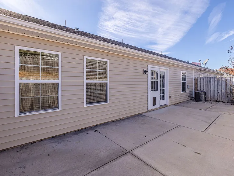 304 York Ln — Photo 36