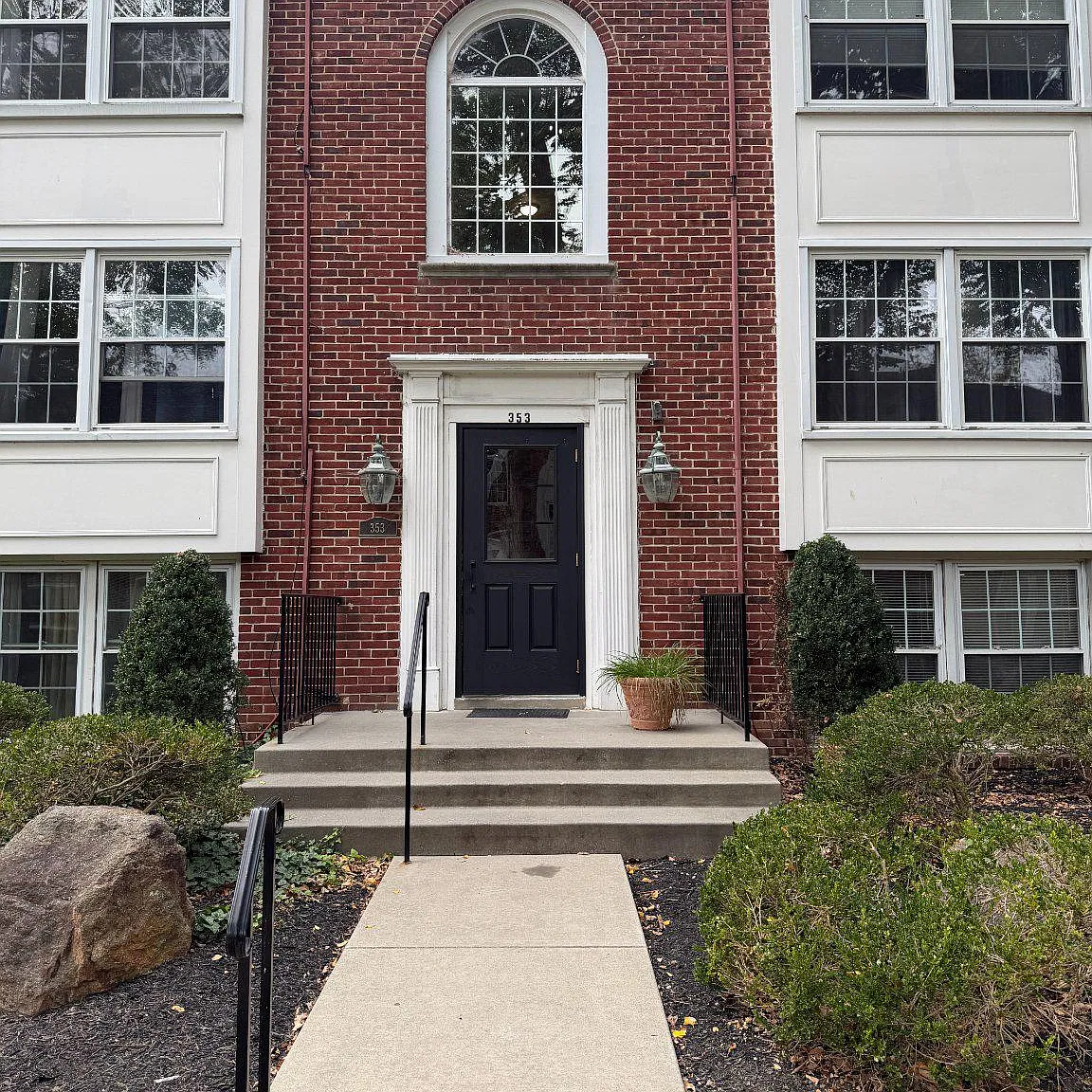 2 bed, 1.5 bath, 1043 sqft, $1,900 — Photo 1