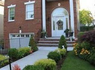 28 Petersons Ln, Staten Island, NY 10309