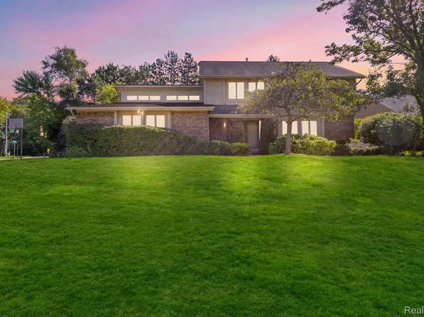 30074 Willow Ct S, Farmington Hills, MI 48331