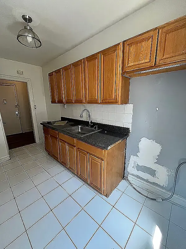 3310 Avenue H — Photo 3