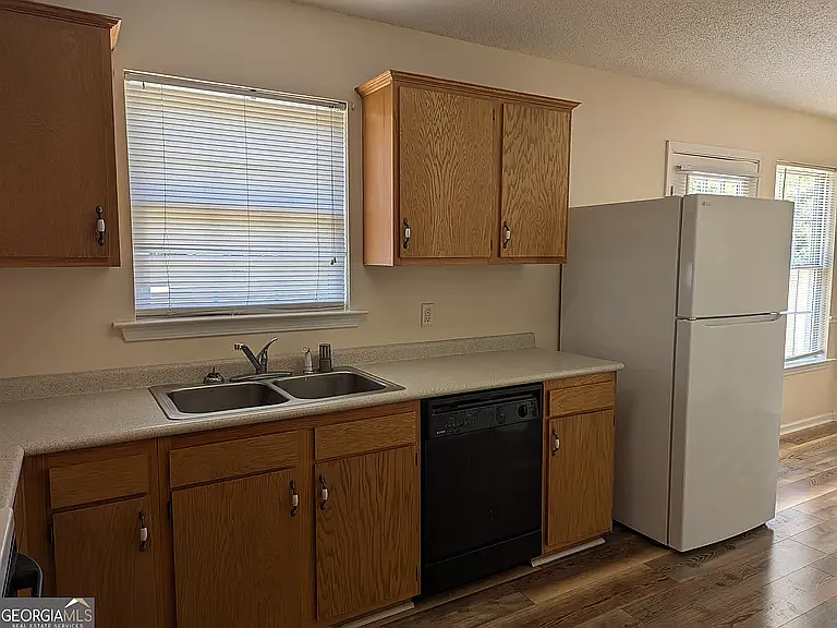 3 bed, 1240 sqft, $1,600 — Photo 3