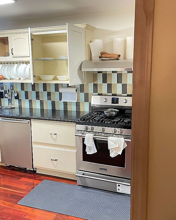 Vent hood vents to outside