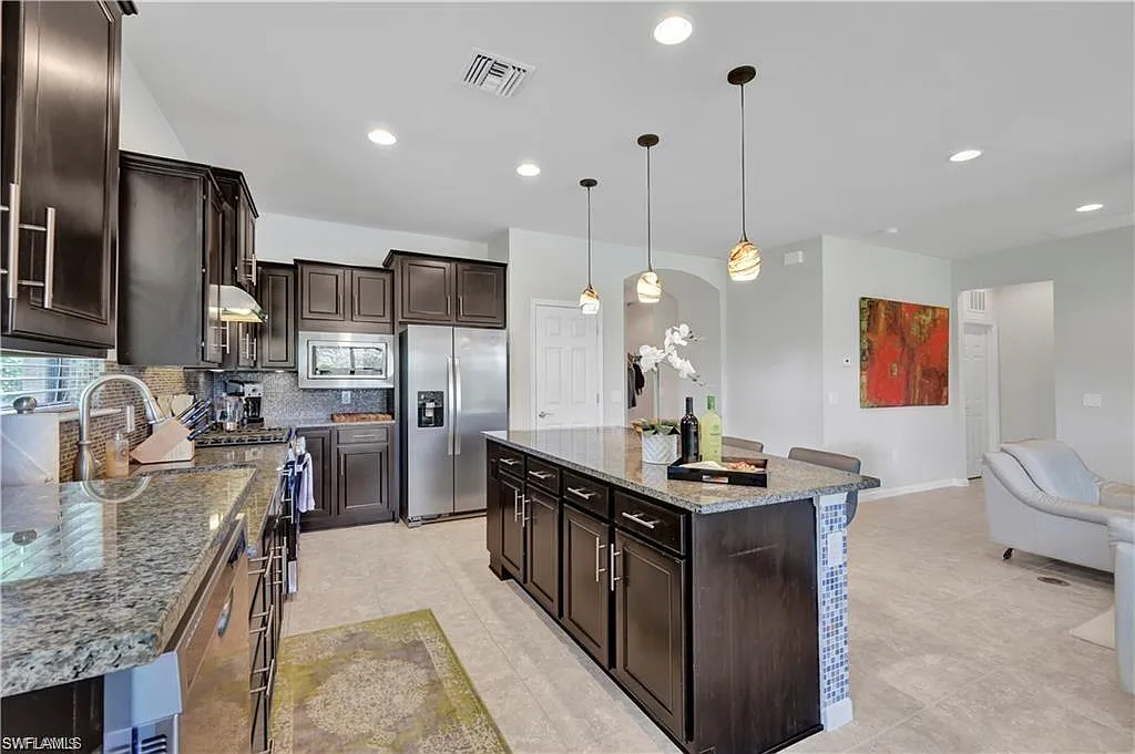 4 bed, 3.0 bath, 2461 sqft, $4,200 — Photo 3