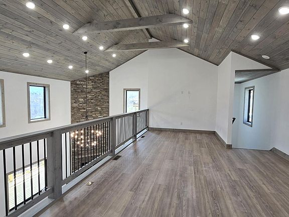 4th image of 748 Village Loop Rd