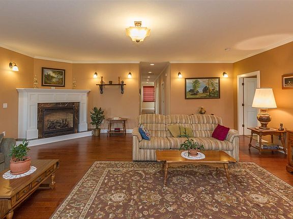 4th image of 2916 E Wilding Ave