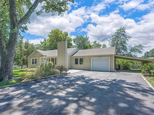 10907 Sharon Ln, Shawnee, KS 66203