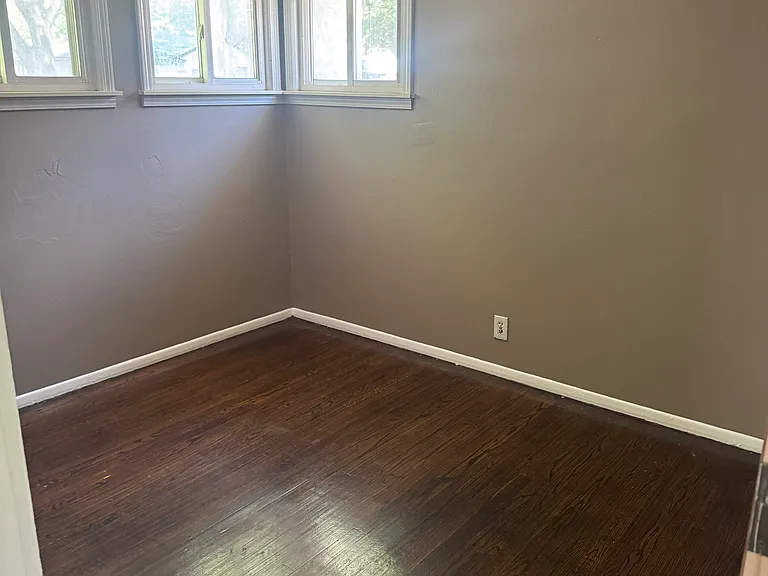 21610 Sussex Ave — Photo 4