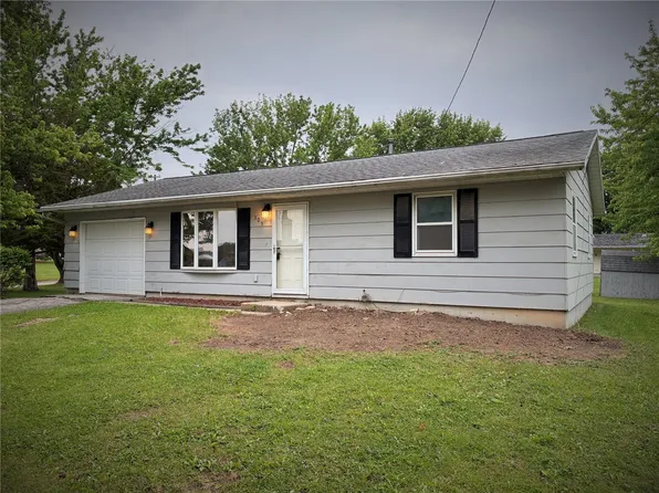 305 N Ave S, Vinton, IA 52349