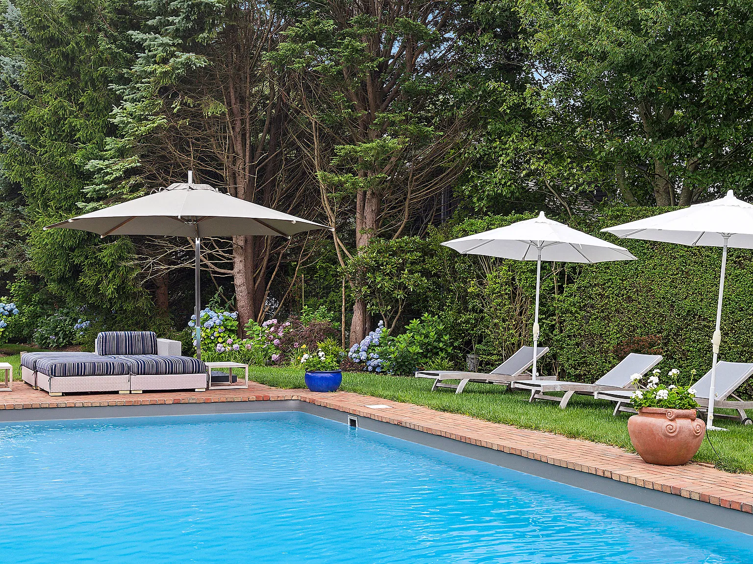 Wow In Water Mill South — Photo 2