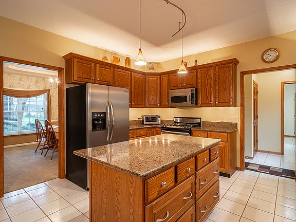 Kitchen w/premium appliances