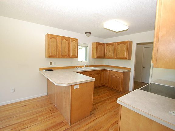 5th image of 494 W River Park Dr