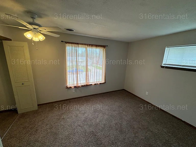 708 Cottonwood Ln — Photo 5