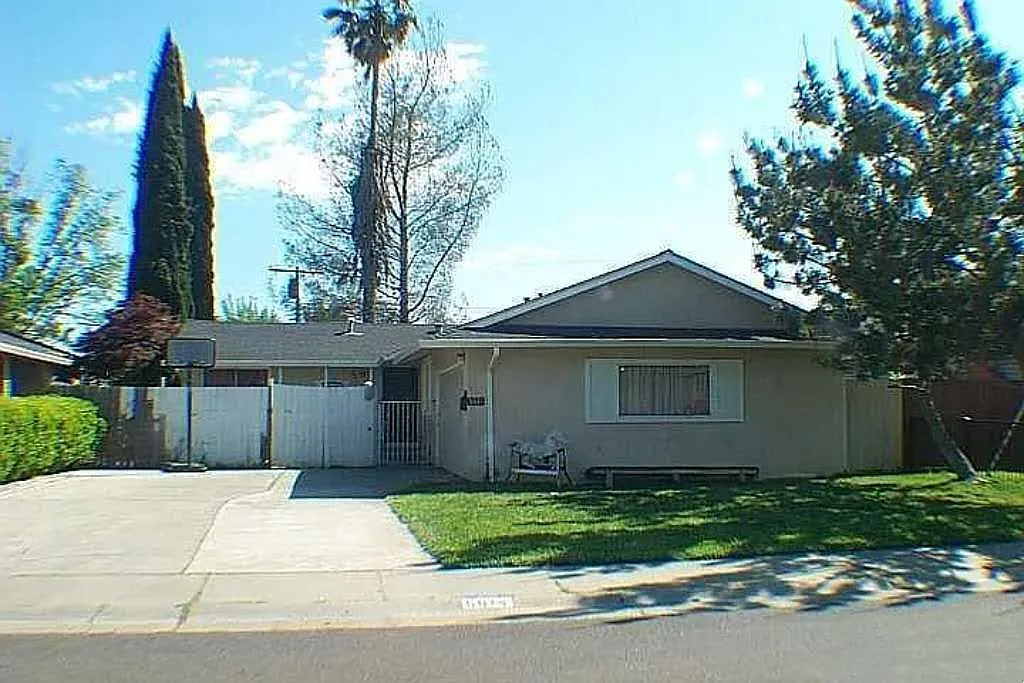 3 bed, 1102 sqft, $2,000 — Photo 1