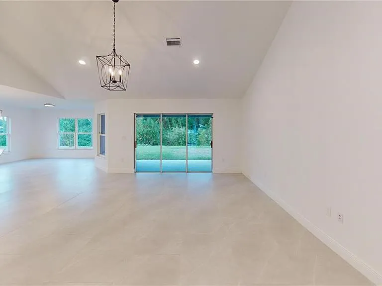 963 Sareta St SE — Photo 3