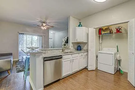 Water's Edge Apartments — Photo 4